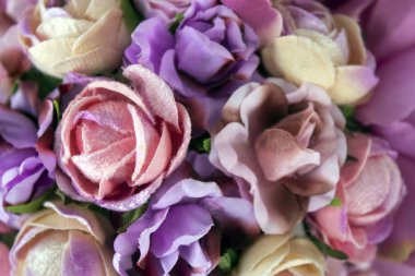 Çok renkli yapay çiçekler arka plan