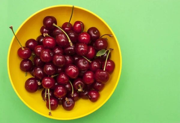 Ripe Cherries Yellow Bowl Green Background — Stock Photo, Image