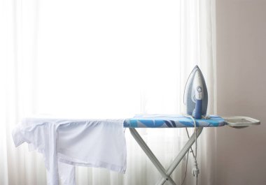 Ütü Masası penceresinin arka planda beyaz forması.