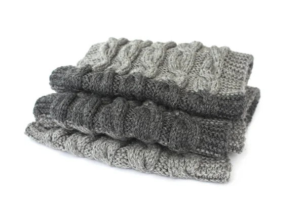 Beyaz bir arka plan üzerinde koyu yeşil renk eşarp bir örme eller.