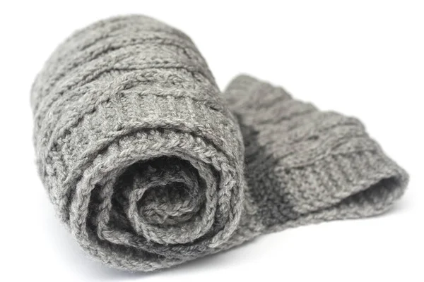 Beyaz bir arka plan üzerinde koyu yeşil renk eşarp bir örme eller.