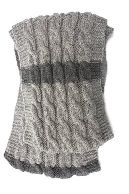 Beyaz zemin üzerine koyu gri renkteki örme atkı.