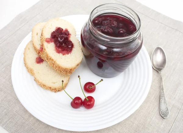 Confiture Cerises Dans Bocal Verre Sur Une Table Avec Une — Photo