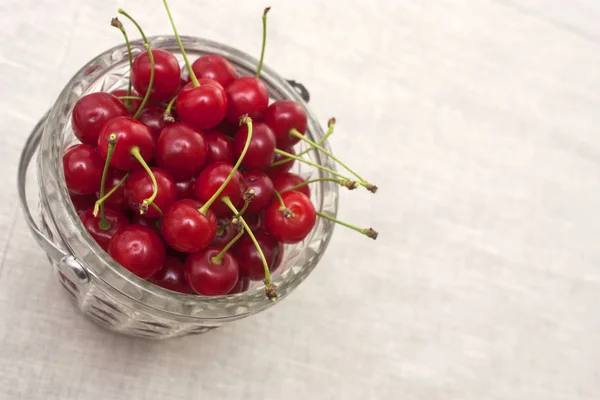 Cerises Dans Seau Verre Sur Table Sur Une Serviette Lin — Photo