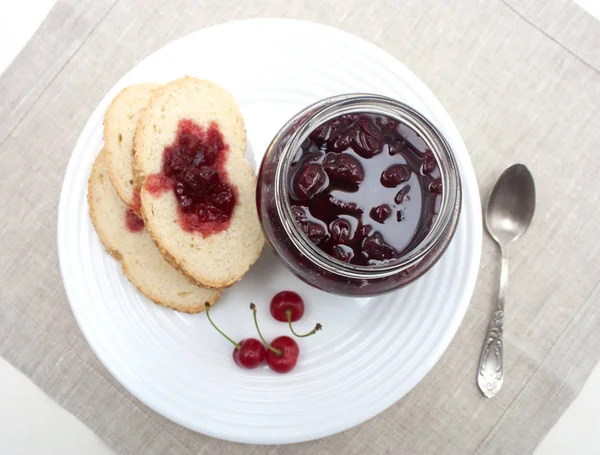 Confiture Cerises Dans Bocal Verre Sur Une Table Avec Une — Photo