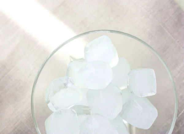 Eis Einer Schüssel Gegen Eine Tischdecke Aus Leinen — Stockfoto