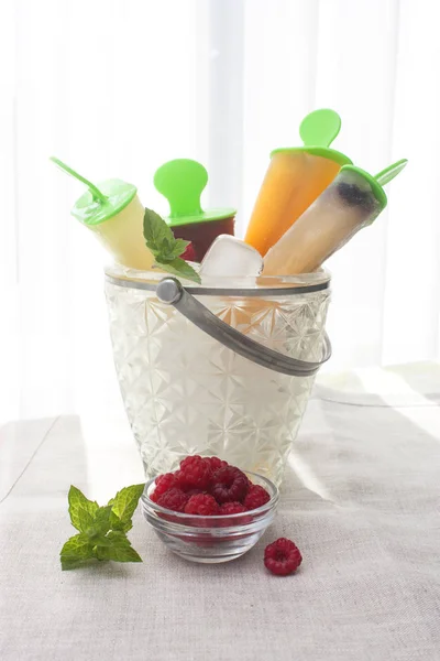 Gelato Frutta Secchio Decorato Con Bacche Menta — Foto Stock