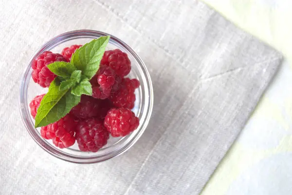 Framboises Mûres Menthe Dans Bol Verre — Photo