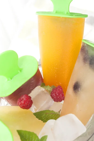 水果冰淇淋在一个桶装饰浆果和薄荷 — 图库照片