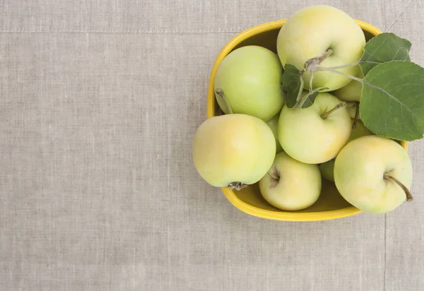 Pommes Dans Bol Jaune Sur Fond Serviette Lin — Photo