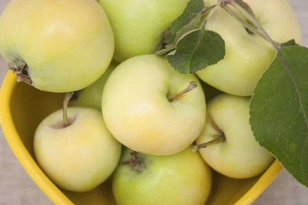 Äpfel Einer Schüssel Auf Einem Leinenserviettenhintergrund — Stockfoto
