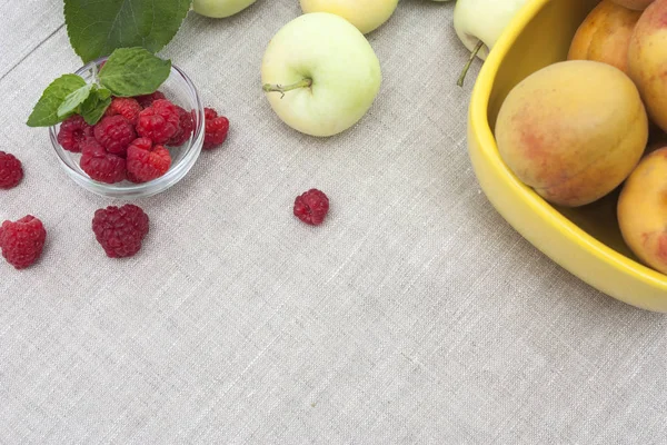 Schüssel Mit Frischen Und Süßen Aprikosen Himbeeren Äpfeln — Stockfoto