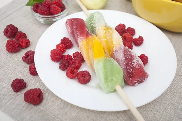 Sorvete Frutas Prato Decorado Com Bagas Maçãs Hortelã — Fotografia de Stock