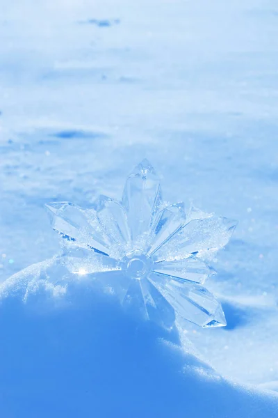 Eiskristall Auf Schnee Unscharfen Hintergrund — Stockfoto