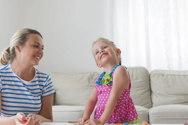Young Happy Mother Plaing Her Daughter — Stock Photo, Image