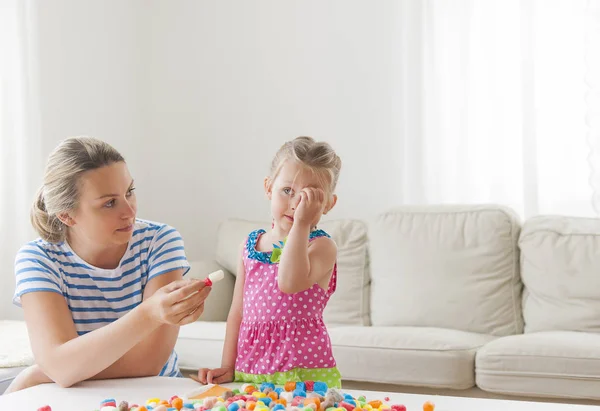 Jovem Mãe Feliz Com Sua Filha Casa Fundo Brilhante — Fotografia de Stock