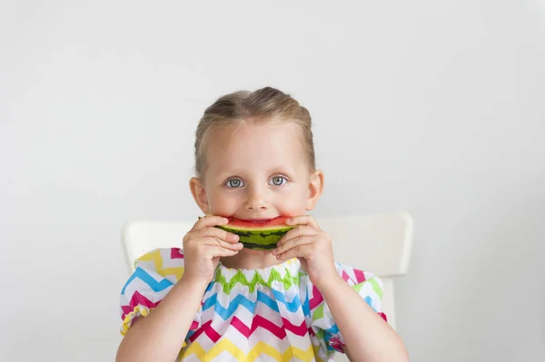 Entzückendes Kleines Mädchen Einem Hellen Kleid Das Eine Scheibe Wassermelone — Stockfoto