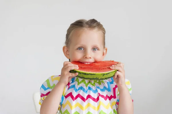 Adorável Menina Vestido Brilhante Comendo Uma Grande Fatia Melancia — Fotografia de Stock