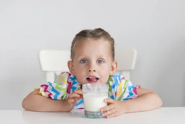 Lovovely Jong Meisje Houdt Een Glas Melk Witte Achtergrond — Stockfoto