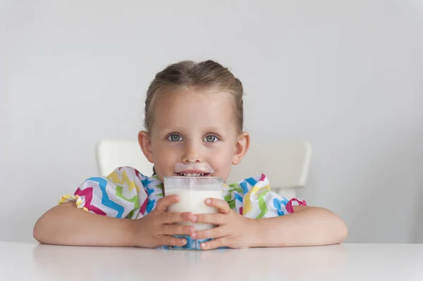 Primo Piano Bella Ragazza Con Bicchiere Latte — Foto Stock