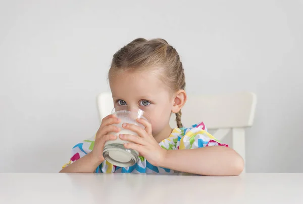 Belle Fille Préscolaire Boit Lait Dans Verre — Photo