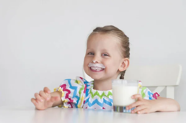 カメラを見てミルクを飲みながら美しい少女 — ストック写真