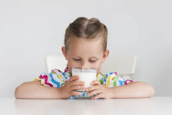 Kleines Mädchen Mit Glas Milch Auf Hellem Hintergrund — Stockfoto