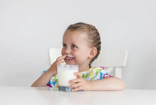 Schattig Jong Meisje Met Glas Melk — Stockfoto
