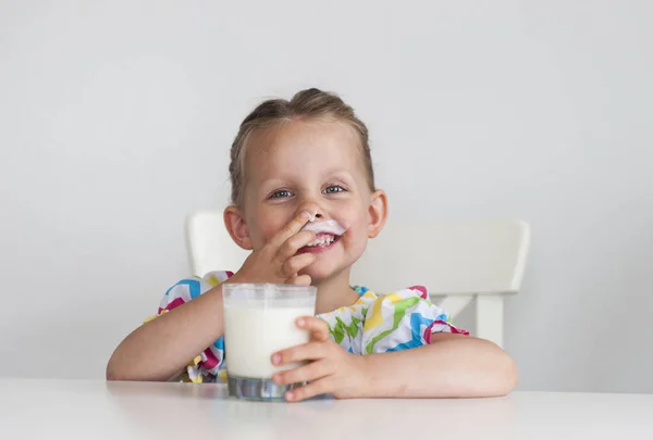 Nahaufnahme Eines Entzückenden Jungen Mädchens Mit Einem Glas Milch — Stockfoto