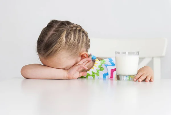 Menina Pré Escolar Não Quer Beber Leite Fundo Branco — Fotografia de Stock