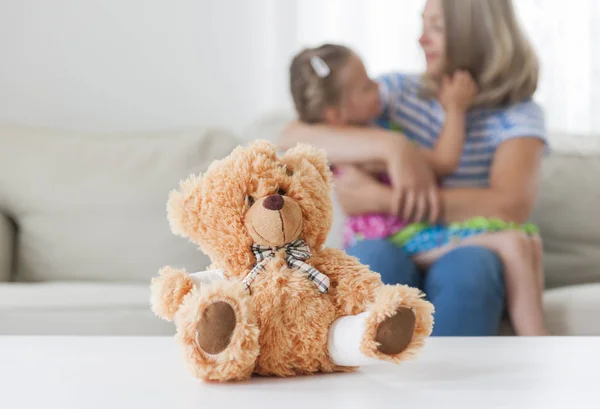 Oso Peluche Con Una Pata Vendaje Mamá Hija Fondo Fotos de stock libres de derechos