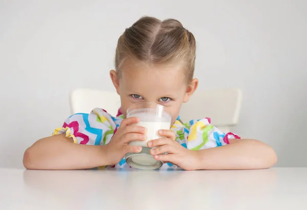 Bambina Con Bicchiere Latte Sfondo Chiaro Foto Stock Royalty Free
