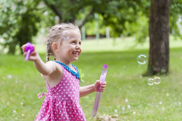 Una Niña Linda Soplando Burbujas Jabón Parque Verano — Foto de Stock