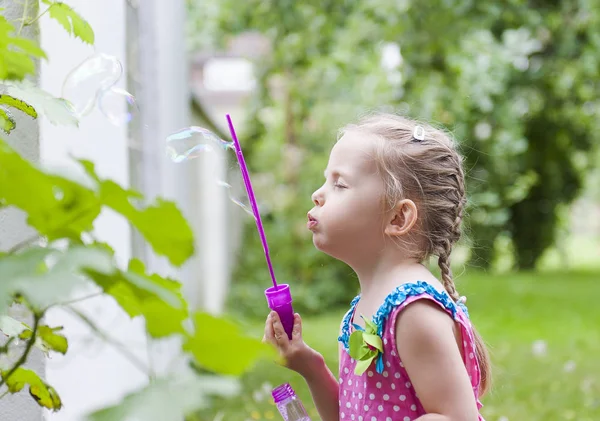 Niña Bonita Jugando Con Burbujas Jabón Parque Verano — Foto de Stock