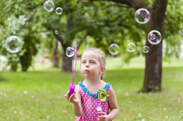 Una Niña Con Vestido Colorido Que Sopla Burbujas Jabón Parque — Foto de Stock