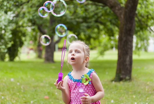 Una Niña Linda Vestido Colorido Que Sopla Burbujas Jabón Parque — Foto de Stock