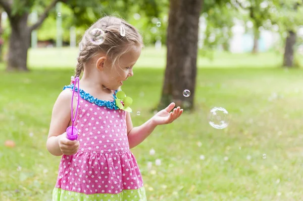 Niña Bonita Vestido Brillante Jugando Con Burbujas Jabón Parque Verano — Foto de Stock