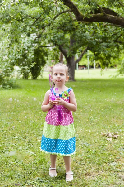 Küçük Pigtails Ikindilerde Parkta Duran Renkli Elbiseli Kızla — Stok fotoğraf