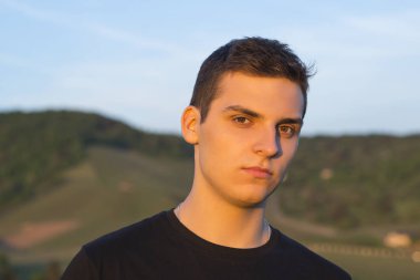 Kameraya bakarak kahverengi gözlü yakışıklı delikanlı