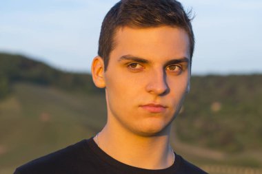 Yana doğru seyir kahverengi gözlü yakışıklı delikanlı