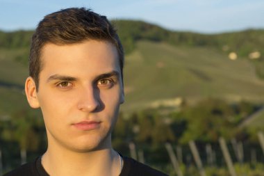 Kameraya batımını kahverengi gözlü yakışıklı delikanlı