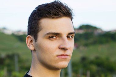 Genç adam modeli cidden kameraya akşam görünüyor.