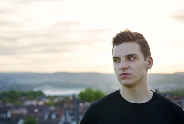 Joven Hombre Guapo Mirando Distancia Luz Del Atardecer — Foto de Stock