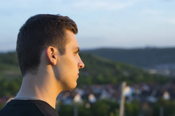 Närbild Ung Stilig Man Tittar Avståndet Solnedgången Ljus Stockfoto