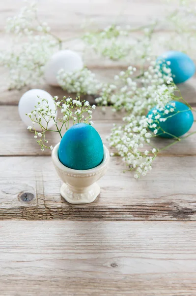 Flores Brancas Delicadas Primavera Ovos Páscoa Pintados Uma Mesa Madeira — Fotografia de Stock