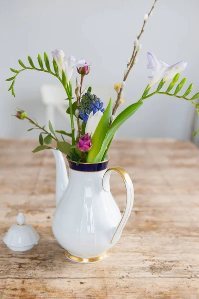 Bílé Zlaté Porcelánové Kávové Květináč Růžemi Hyacinty Dřevěnou Desku Detailní — Stock fotografie