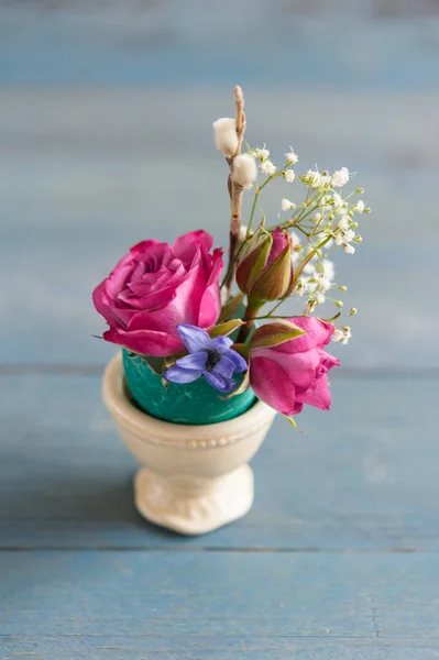 Bela Casca Ovo Páscoa Brilhante Com Flores Primavera Rosa Roxa — Fotografia de Stock