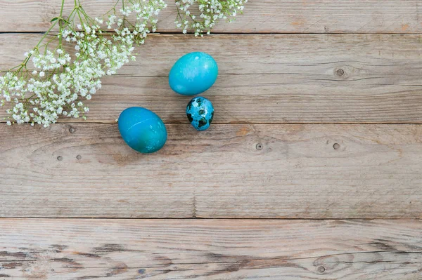 Ανοιχτόχρωμο Φόντο Ξύλινη Και Φωτεινό Μπλε Πασχαλινά Αυγά Λουλούδια Θέση — Φωτογραφία Αρχείου
