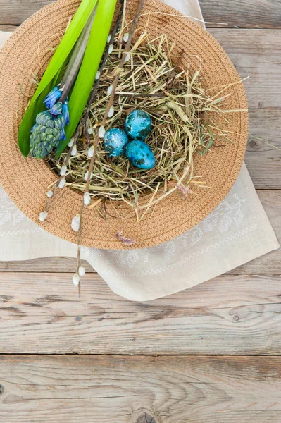 Гнездо Плетеной Шляпе Окрашенные Пятнистые Пасхальные Яйца Гиацинтом Цветок Пространство — стоковое фото