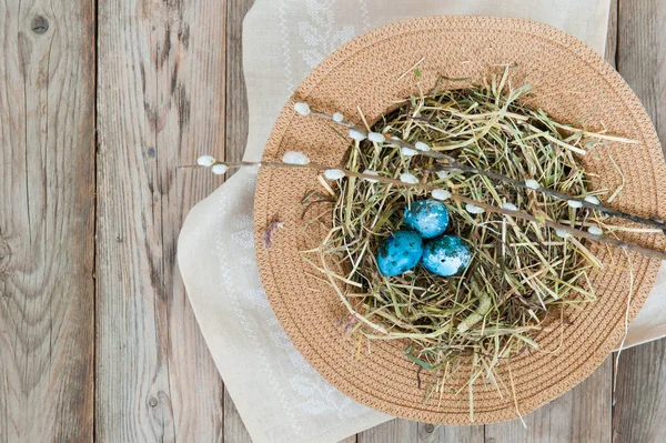 Гнездо Плетеной Шляпе Окрашенные Пятнистые Пасхальные Яйца Весенним Цветком Плоская — стоковое фото
